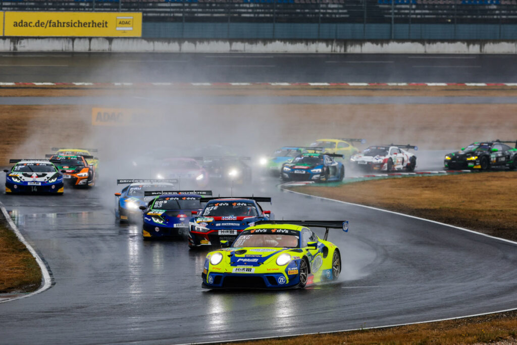 Das Porsche Duo Engelhart Güven bleibt im Regen cool