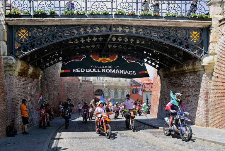 Red Bull Romaniacs Eröffnungszeremonie, die Stadtrundfahrt und DEMOmaniacs setzen die „Limitless“ Ausgabe 21 in Gang.